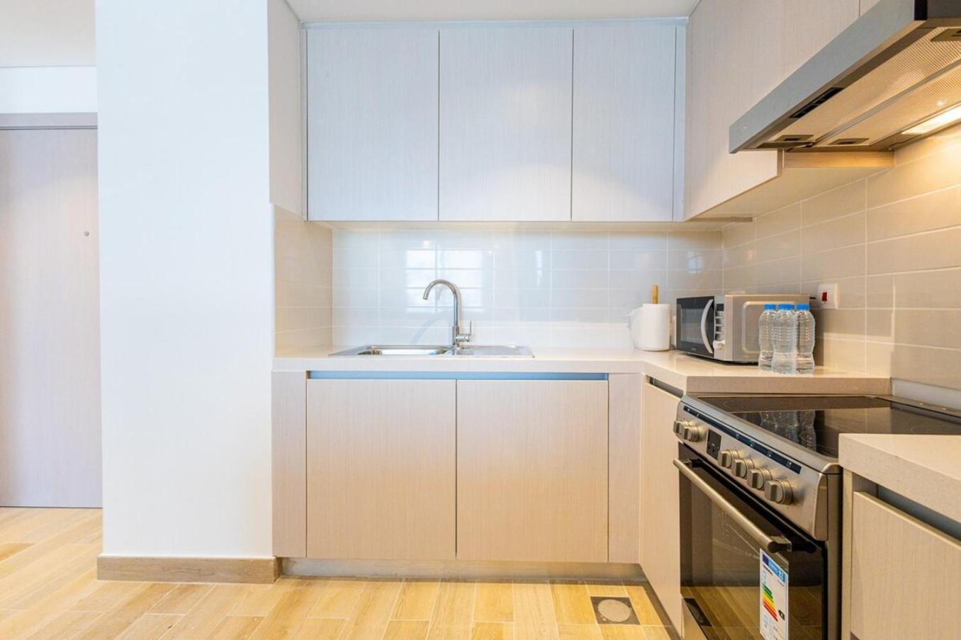 Voyage's Elegant 1br In Waters Edge Abu Dhabi